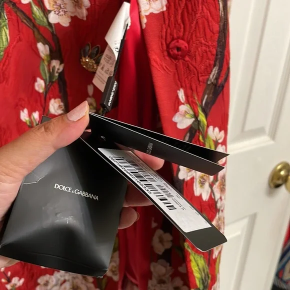 Dolce & Gabbana Red Jacquard Coat with Cherry Blossoms and Fur Collar - Picture 7 of 11